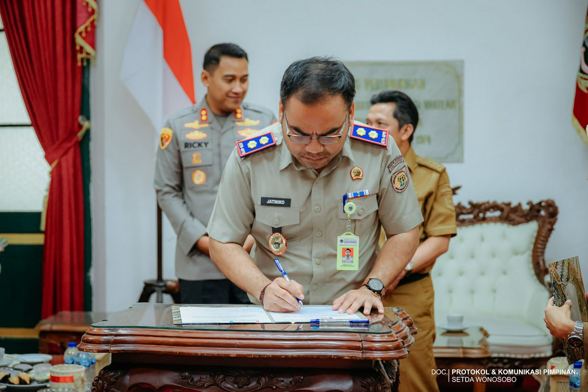 Penandatanganan Naskah Perjanjian Hibah Daerah (NPHD) antara Pemerintah Kabupaten Wonosobo dan Kepolisian Resor Wonosobo terkait hibah tanah milik Pemerintah Daerah untuk pembangunan Mako Brimob