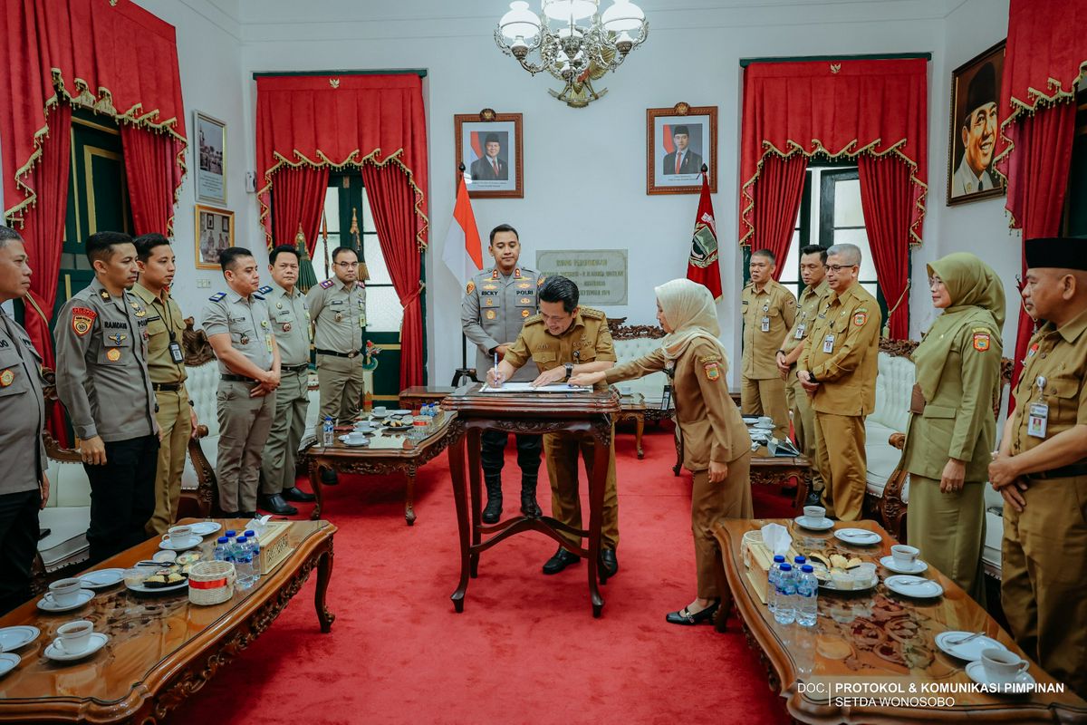 Penandatanganan Naskah Perjanjian Hibah Daerah (NPHD) antara Pemerintah Kabupaten Wonosobo dan Kepolisian Resor Wonosobo terkait hibah tanah milik Pemerintah Daerah untuk pembangunan Mako Brimob
