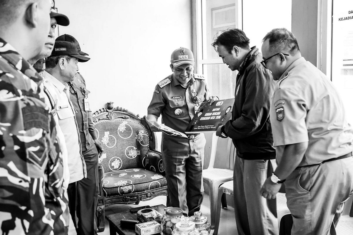 Penyerahan Bantuan Secara Simbolis bagi Warga terdampak Kebakaran di Tieng