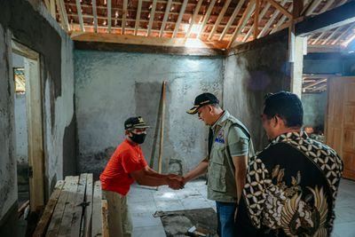 Penyerahan Bantuan oleh Wakil Bupati kepada korban terdampak Kebakaran 