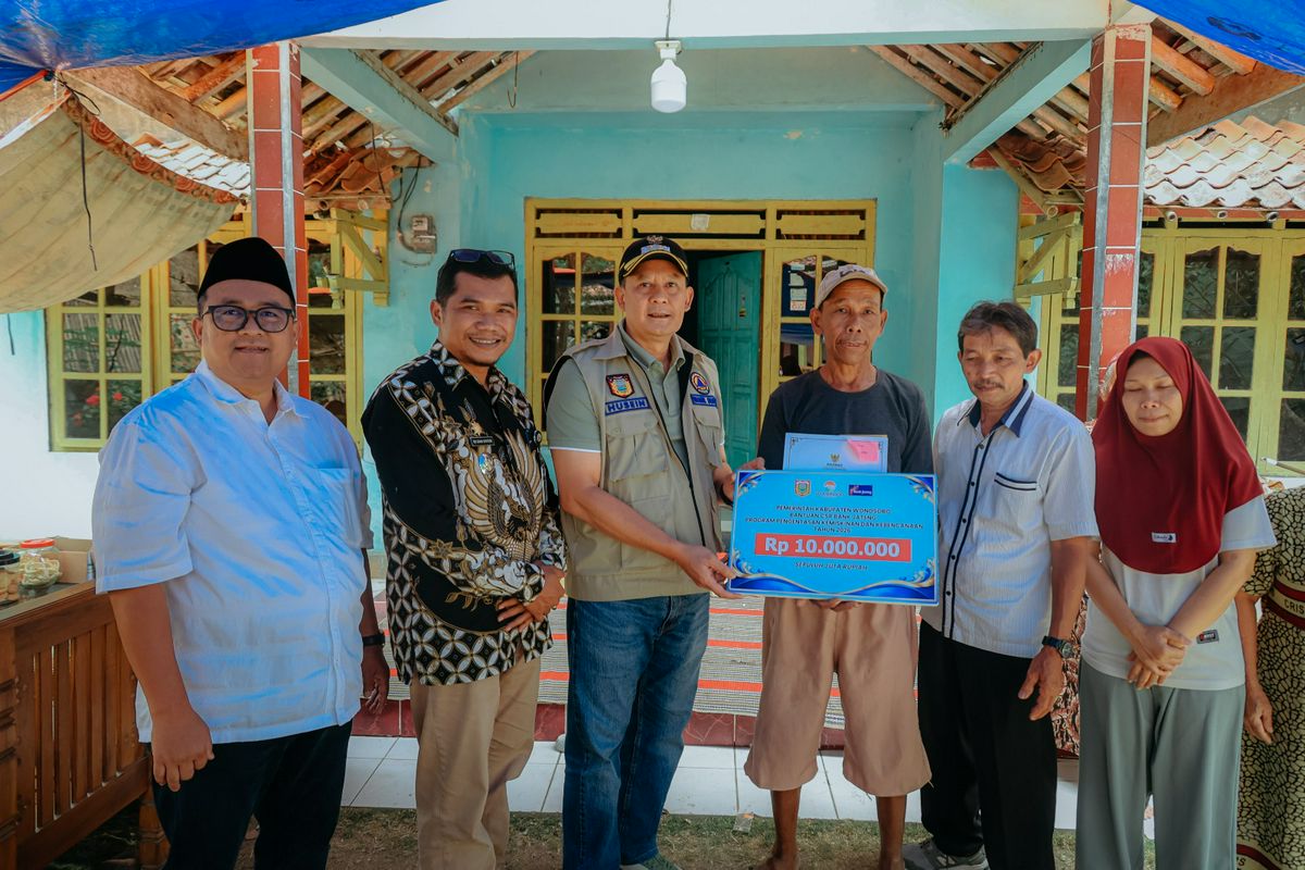 Penyerahan Bantuan oleh Wakil Bupati kepada korban terdampak Kebakaran 