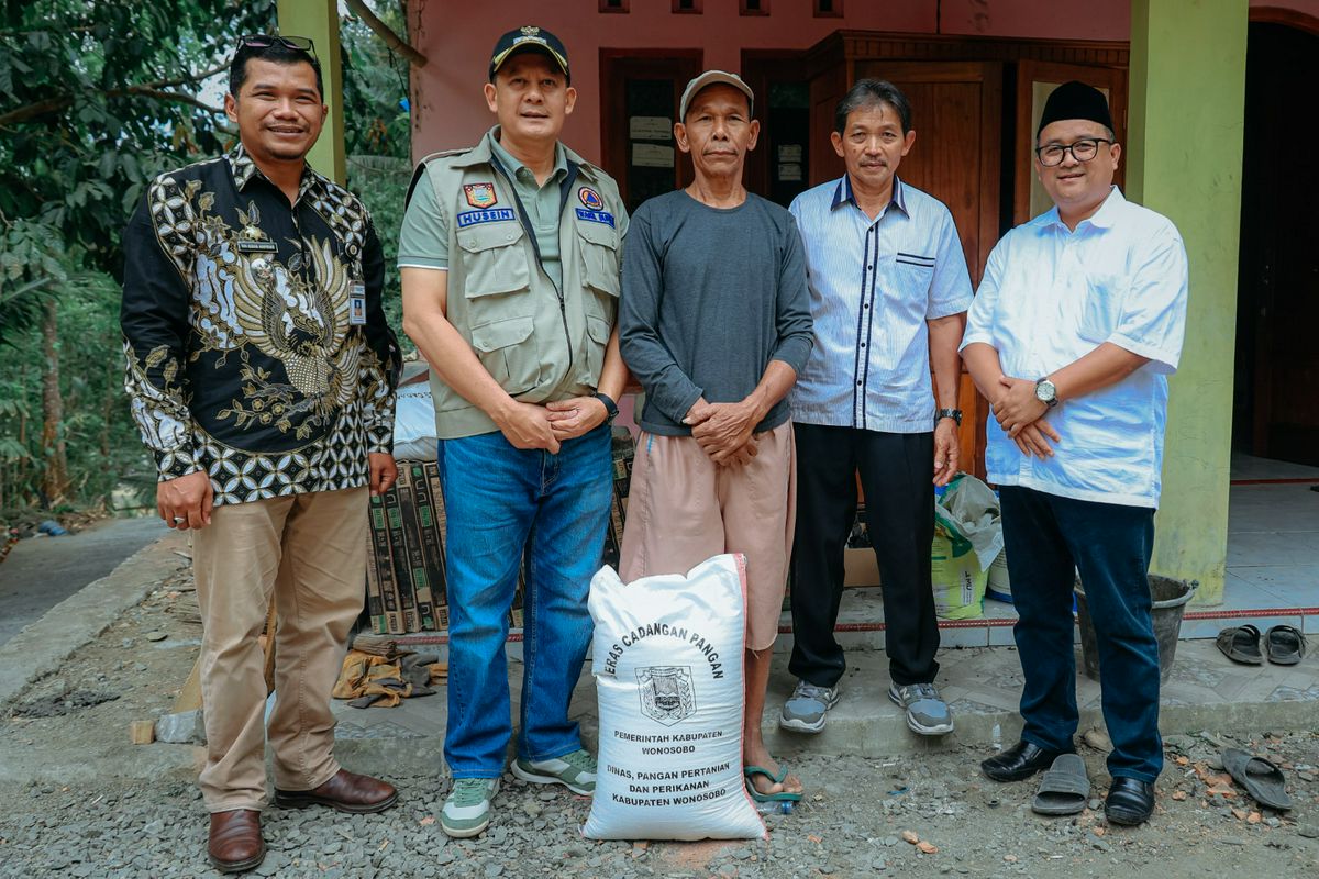 Penyerahan Bantuan oleh Wakil Bupati kepada korban terdampak Kebakaran 