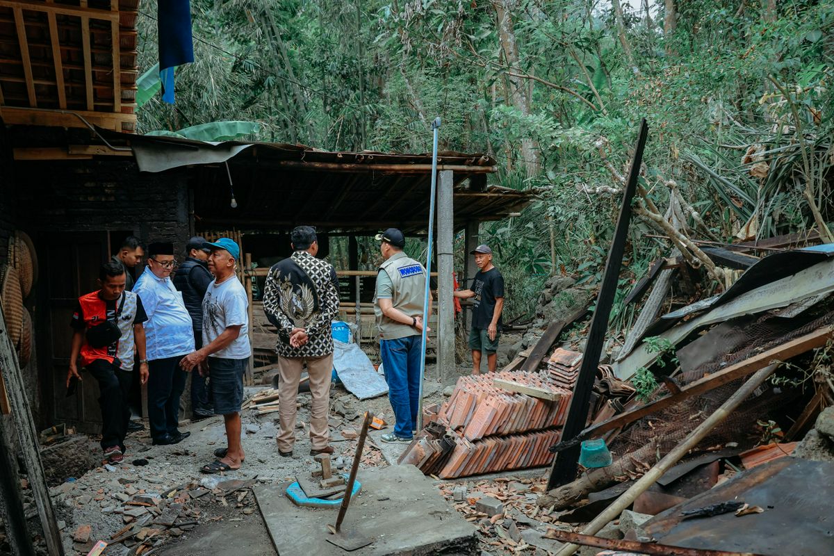 Penyerahan Bantuan oleh Wakil Bupati kepada korban terdampak Kebakaran 
