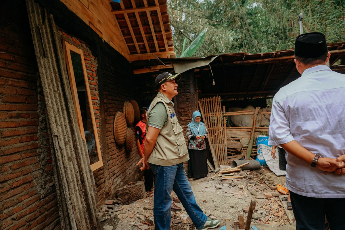 Penyerahan Bantuan oleh Wakil Bupati kepada korban terdampak Kebakaran 
