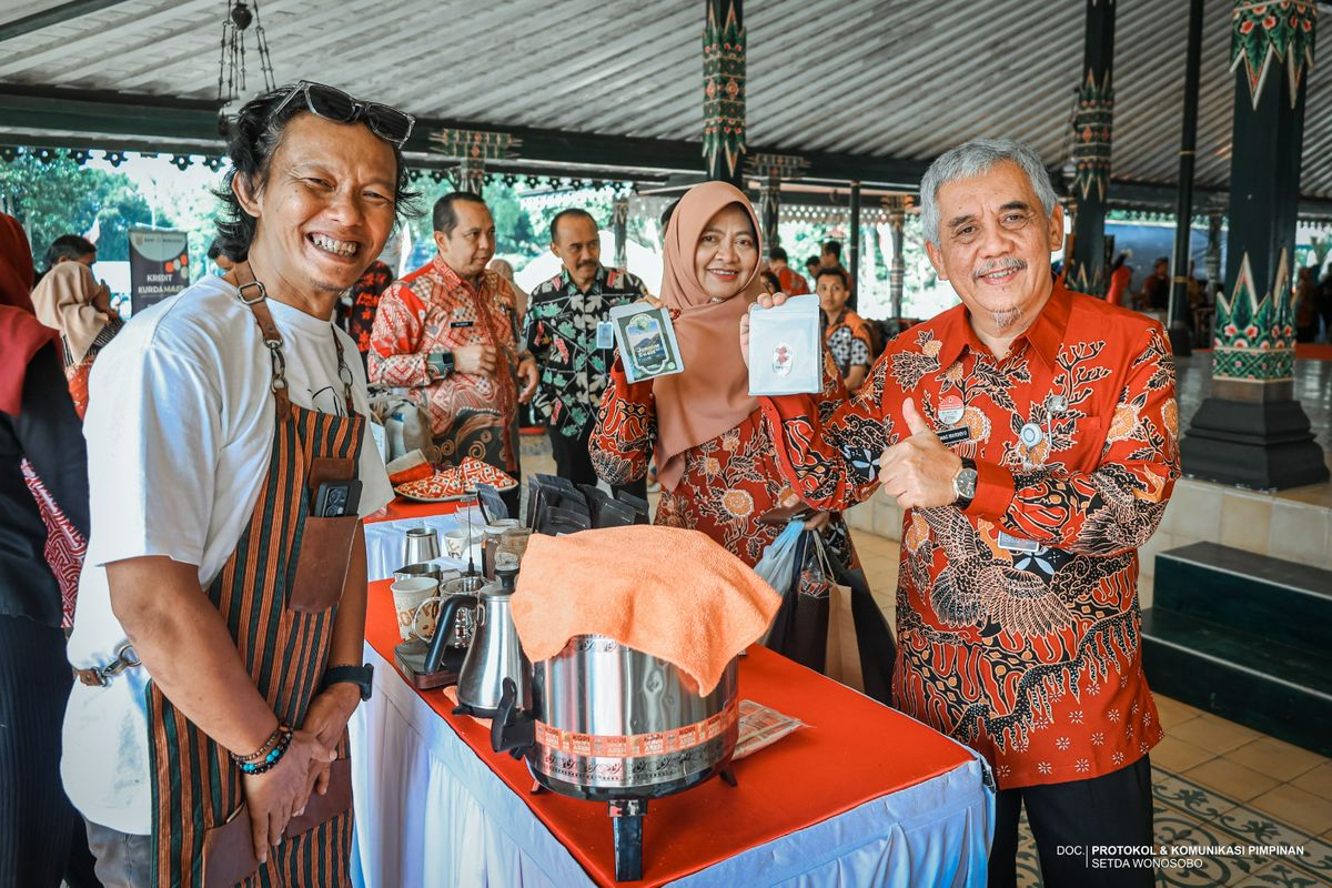 BUPATI DORONG PELAKU BATIK WONOSOBO TERUS BERINOVASI DAN BERKOLABORASI