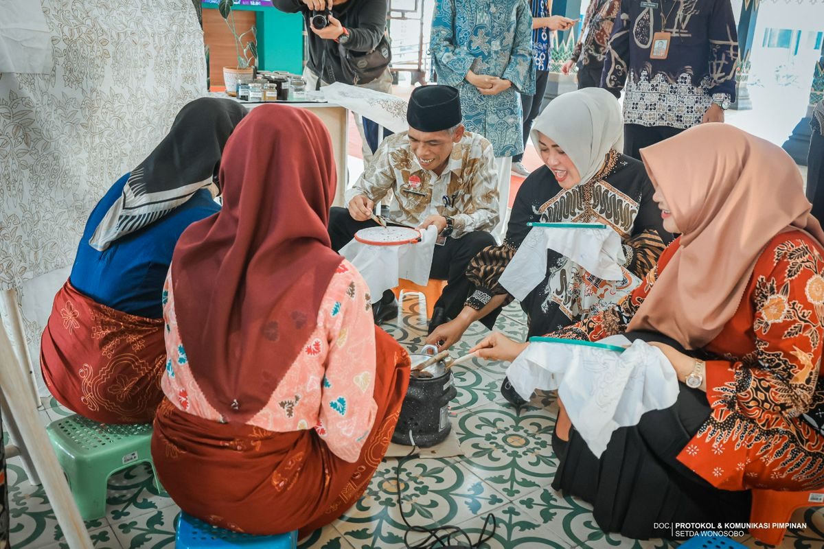 BUPATI DORONG PELAKU BATIK WONOSOBO TERUS BERINOVASI DAN BERKOLABORASI
