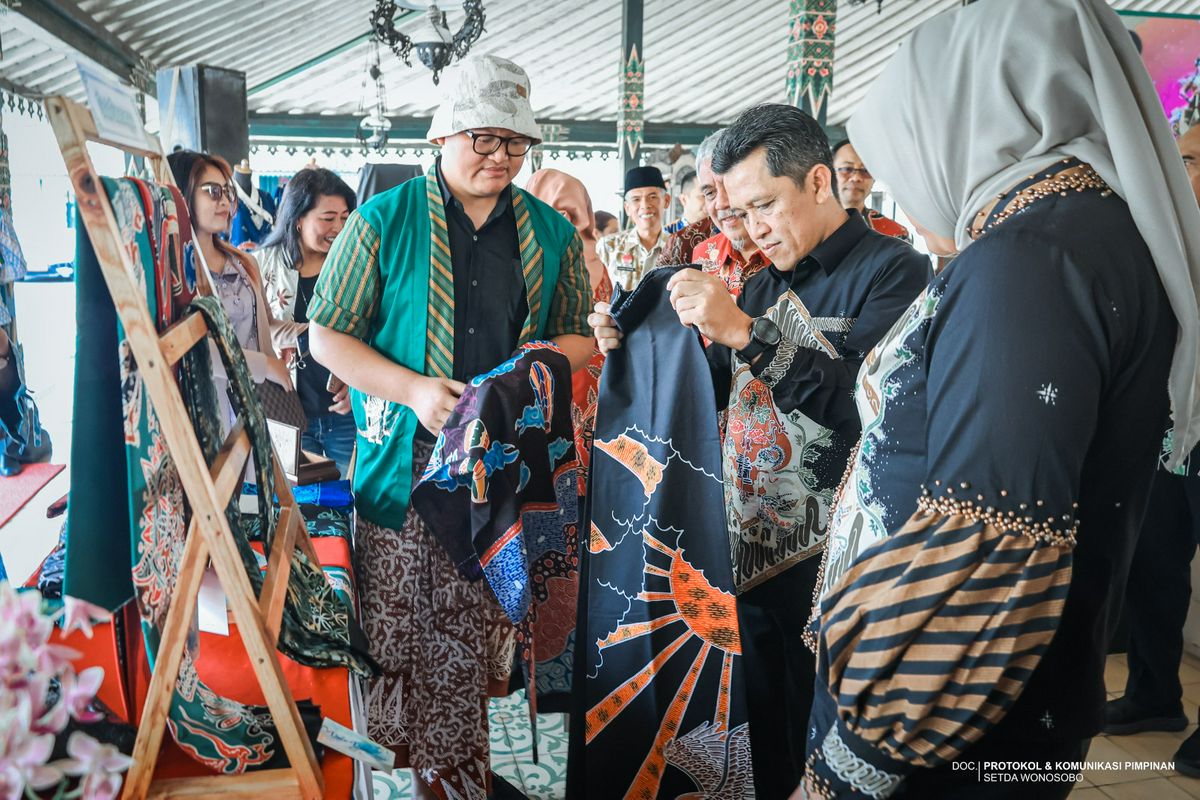 BUPATI DORONG PELAKU BATIK WONOSOBO TERUS BERINOVASI DAN BERKOLABORASI