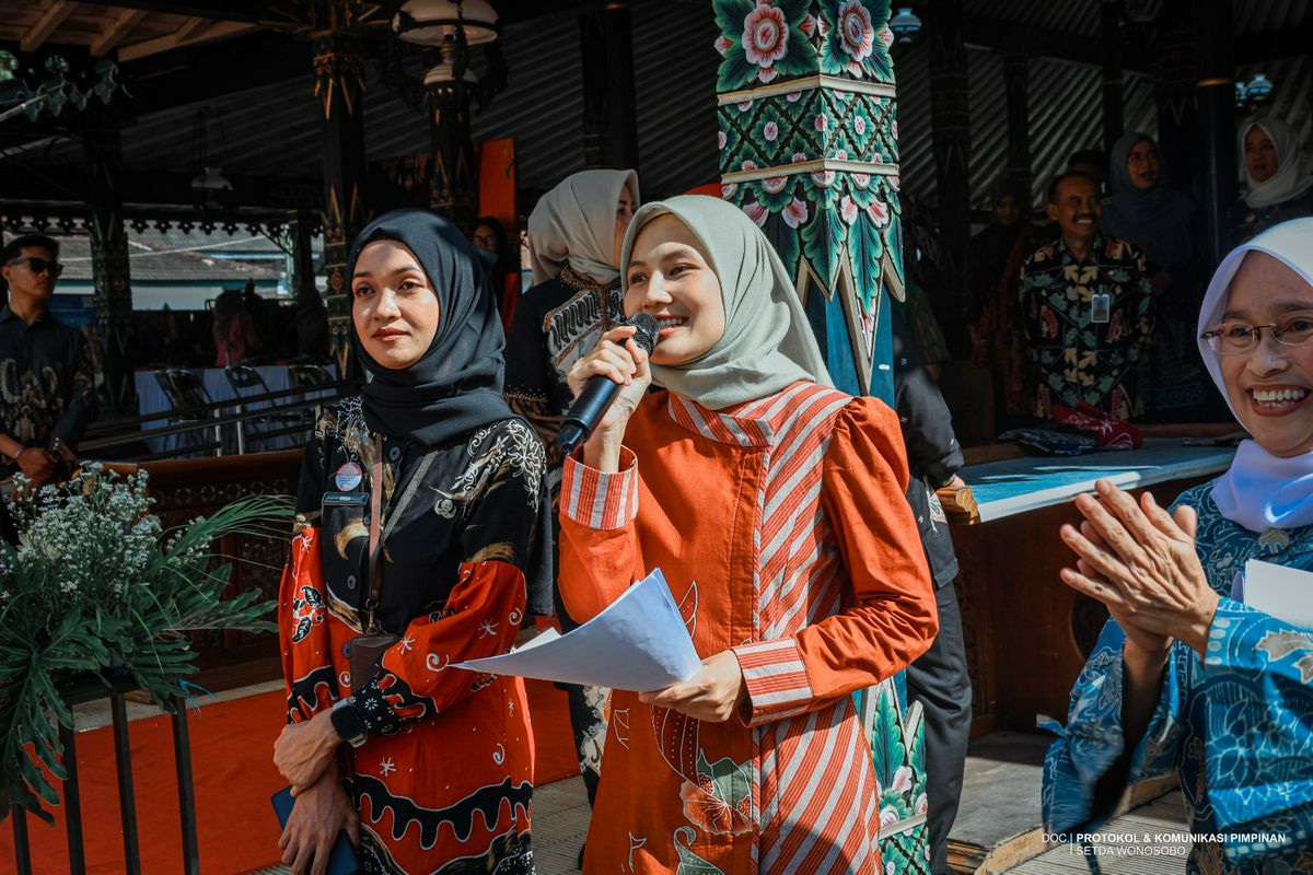BUPATI DORONG PELAKU BATIK WONOSOBO TERUS BERINOVASI DAN BERKOLABORASI