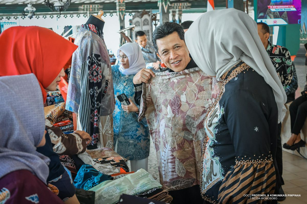 BUPATI DORONG PELAKU BATIK WONOSOBO TERUS BERINOVASI DAN BERKOLABORASI