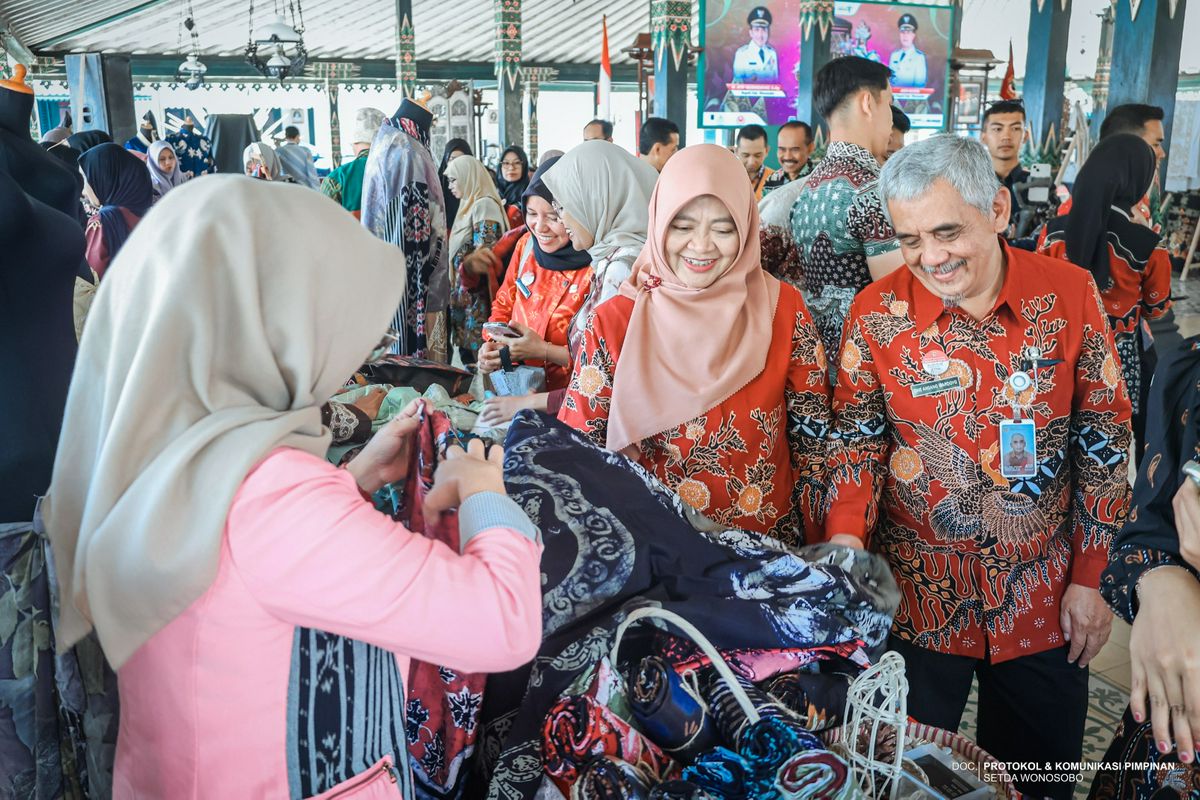 BUPATI DORONG PELAKU BATIK WONOSOBO TERUS BERINOVASI DAN BERKOLABORASI
