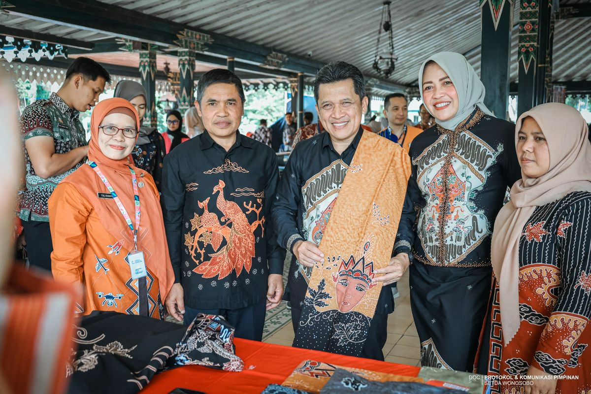 BUPATI DORONG PELAKU BATIK WONOSOBO TERUS BERINOVASI DAN BERKOLABORASI