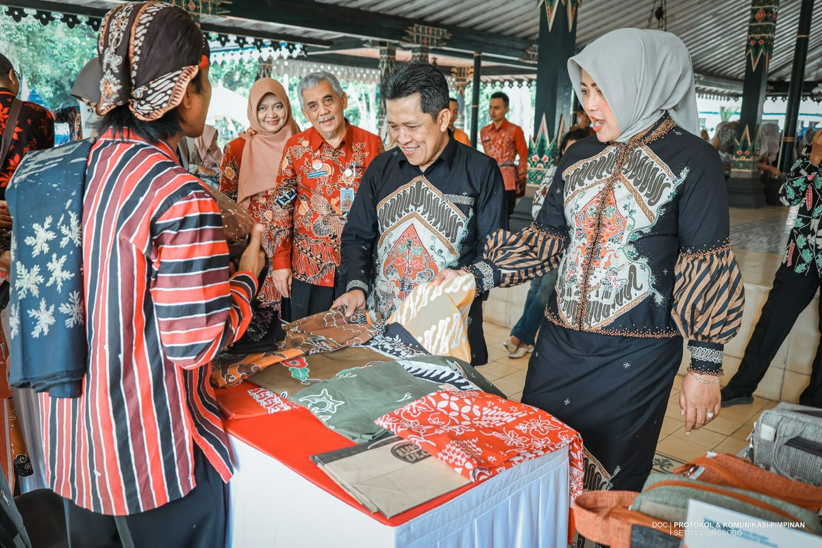 BUPATI DORONG PELAKU BATIK WONOSOBO TERUS BERINOVASI DAN BERKOLABORASI