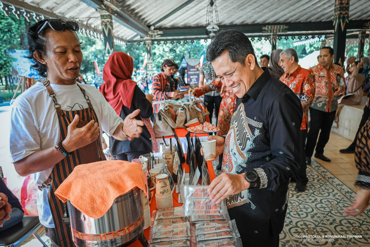 BUPATI DORONG PELAKU BATIK WONOSOBO TERUS BERINOVASI DAN BERKOLABORASI