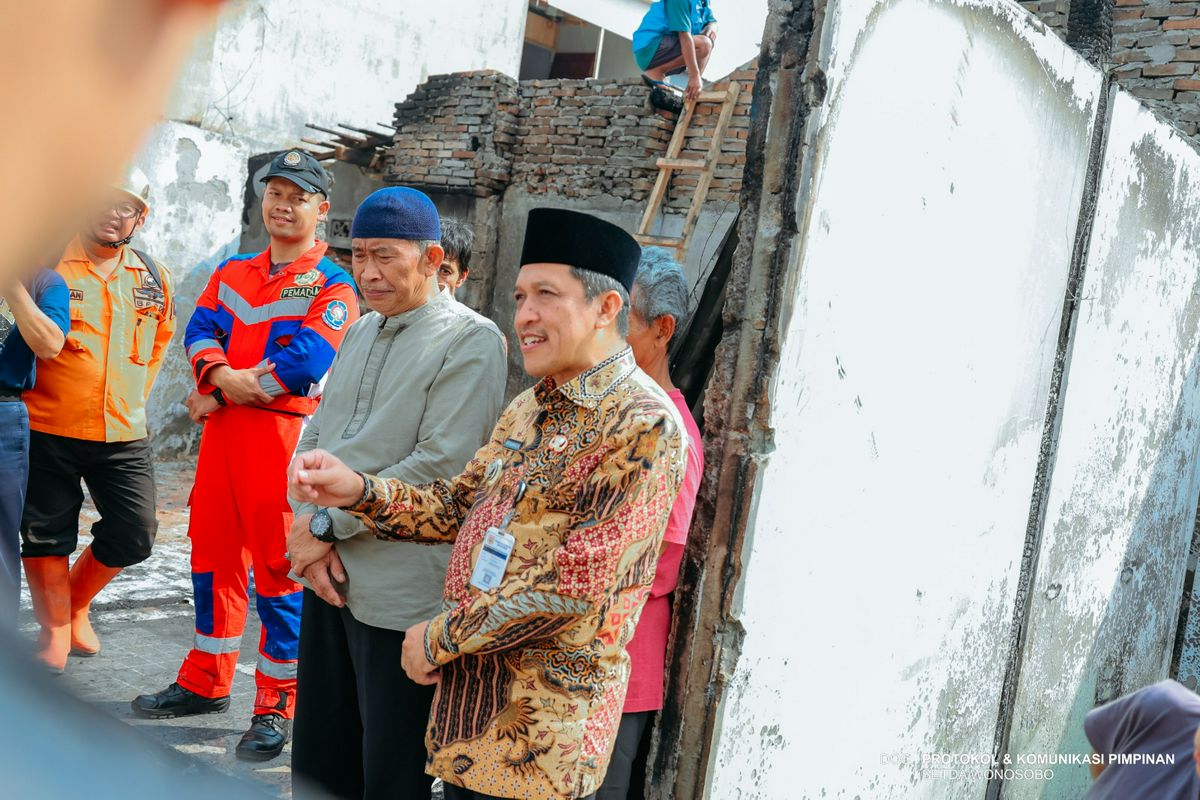 Bupati Wonosobo Sambangi Warga terdampak Kebakaran di Kampung Singkir