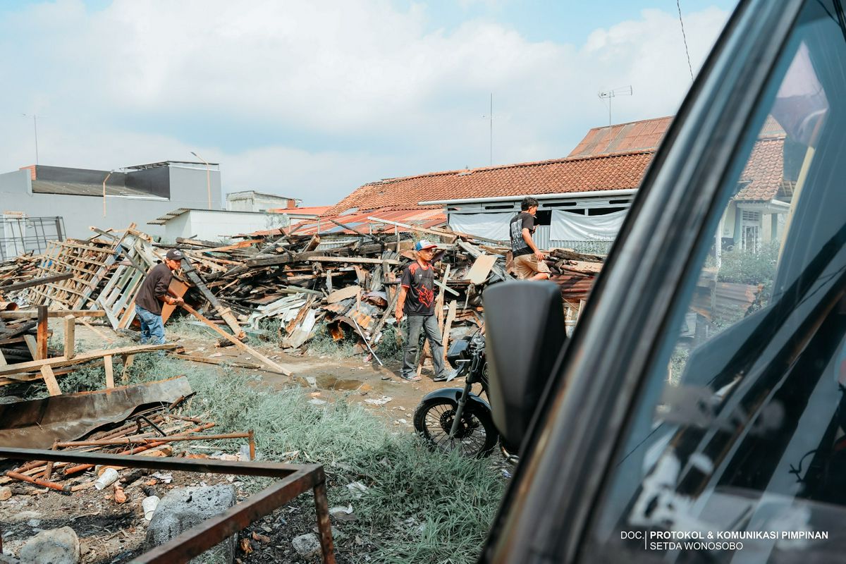 Bupati Wonosobo Sambangi Warga terdampak Kebakaran di Kampung Singkir