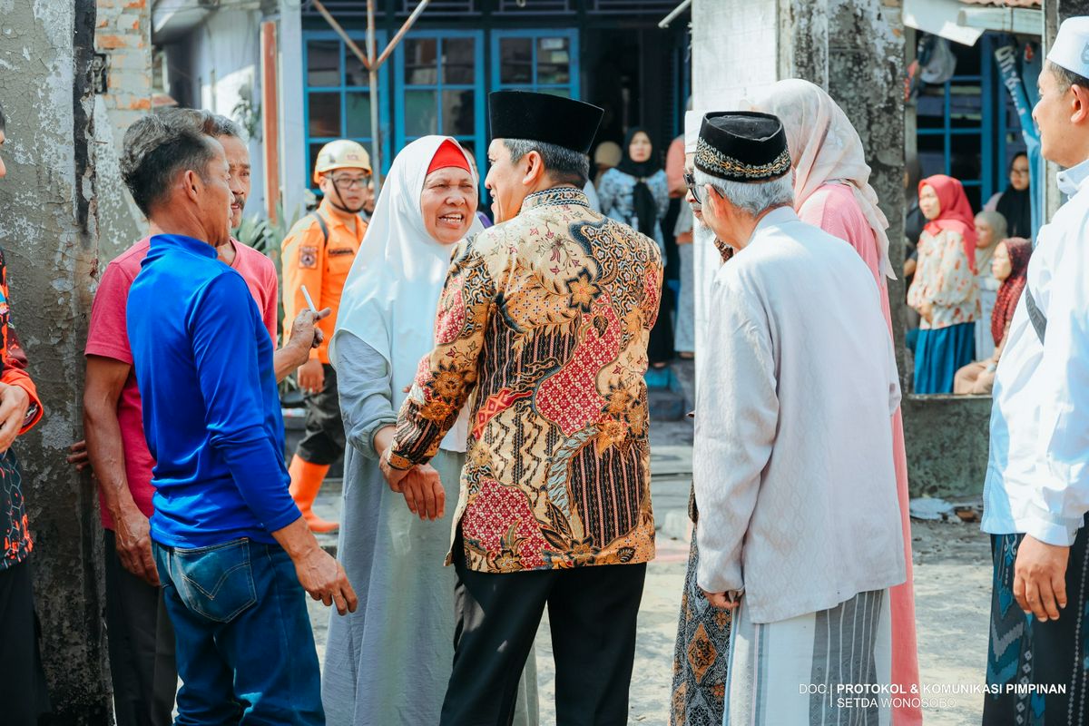 Bupati Wonosobo Sambangi Warga terdampak Kebakaran di Kampung Singkir