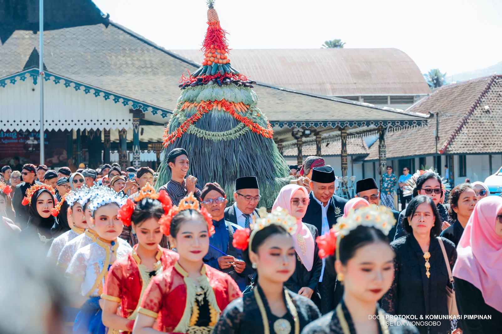 WONOSOBO TEGUHKAN HARMONI SEBAGAI MODAL PEMBANGUNAN MELALUI GREBEG SURAN LINTAS AGAMA DAN BUDAYA