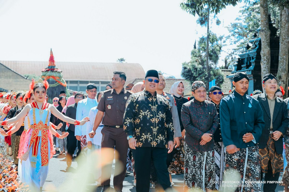 WONOSOBO TEGUHKAN HARMONI SEBAGAI MODAL PEMBANGUNAN MELALUI GREBEG SURAN LINTAS AGAMA DAN BUDAYA