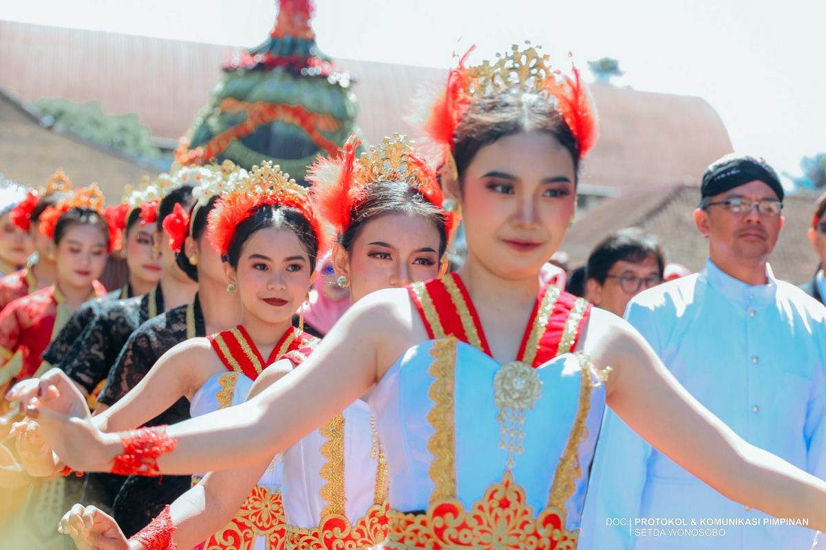 WONOSOBO TEGUHKAN HARMONI SEBAGAI MODAL PEMBANGUNAN MELALUI GREBEG SURAN LINTAS AGAMA DAN BUDAYA