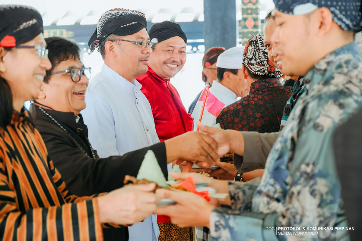WONOSOBO TEGUHKAN HARMONI SEBAGAI MODAL PEMBANGUNAN MELALUI GREBEG SURAN LINTAS AGAMA DAN BUDAYA