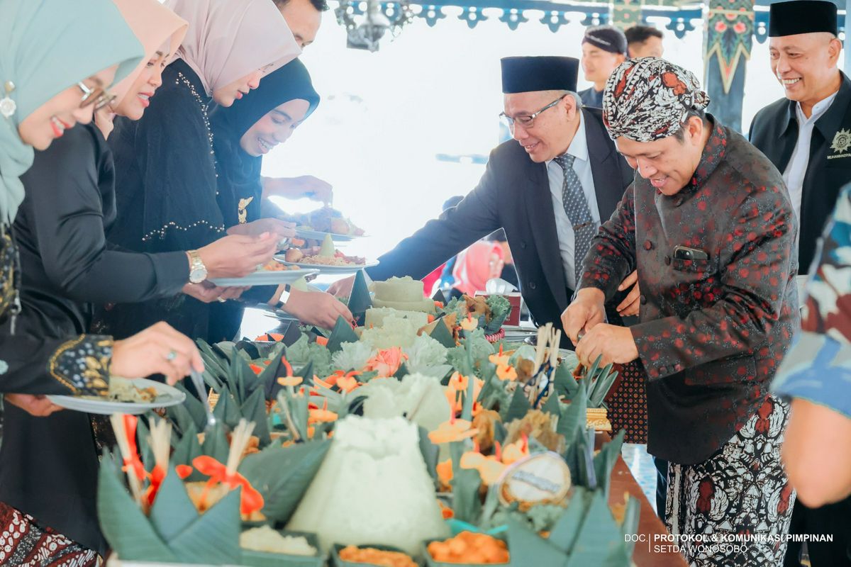 WONOSOBO TEGUHKAN HARMONI SEBAGAI MODAL PEMBANGUNAN MELALUI GREBEG SURAN LINTAS AGAMA DAN BUDAYA