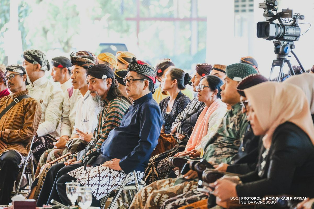 WONOSOBO TEGUHKAN HARMONI SEBAGAI MODAL PEMBANGUNAN MELALUI GREBEG SURAN LINTAS AGAMA DAN BUDAYA