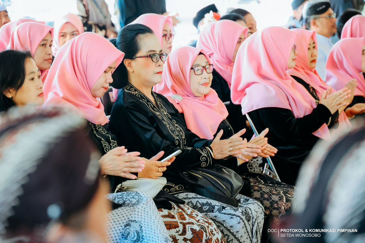 WONOSOBO TEGUHKAN HARMONI SEBAGAI MODAL PEMBANGUNAN MELALUI GREBEG SURAN LINTAS AGAMA DAN BUDAYA