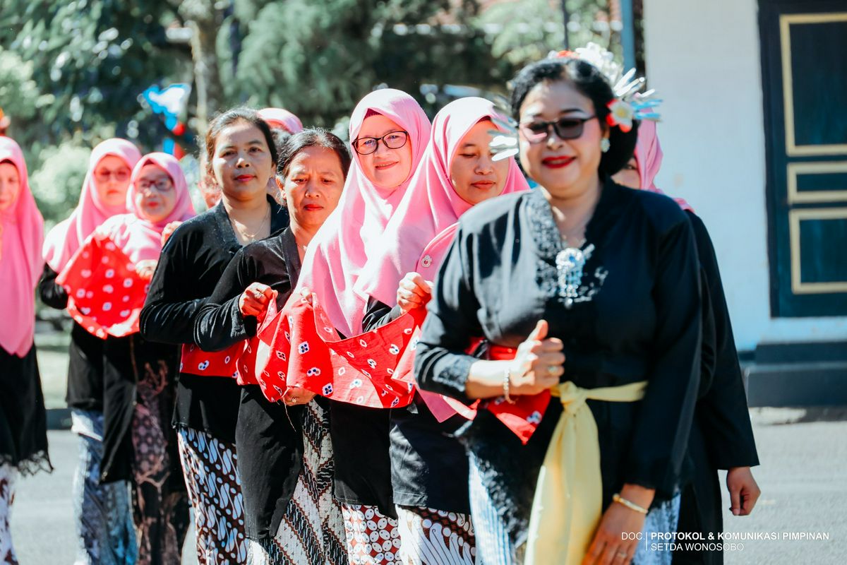 WONOSOBO TEGUHKAN HARMONI SEBAGAI MODAL PEMBANGUNAN MELALUI GREBEG SURAN LINTAS AGAMA DAN BUDAYA