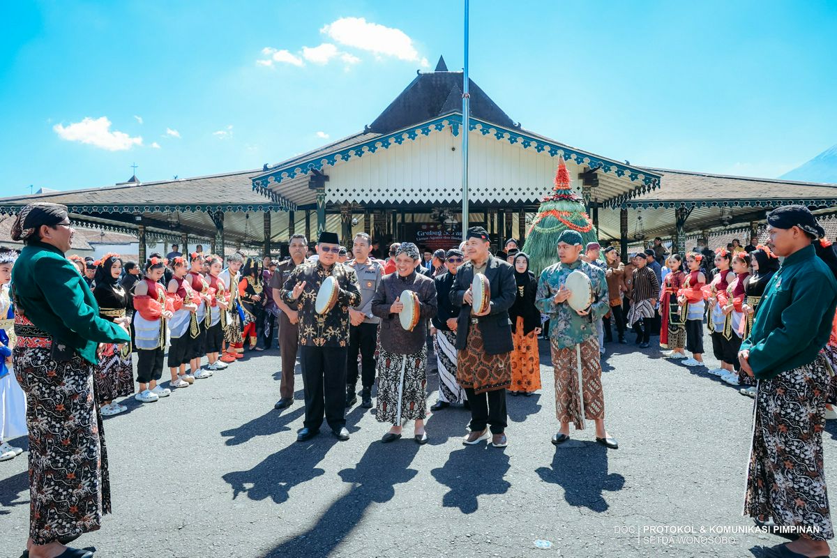 WONOSOBO TEGUHKAN HARMONI SEBAGAI MODAL PEMBANGUNAN MELALUI GREBEG SURAN LINTAS AGAMA DAN BUDAYA