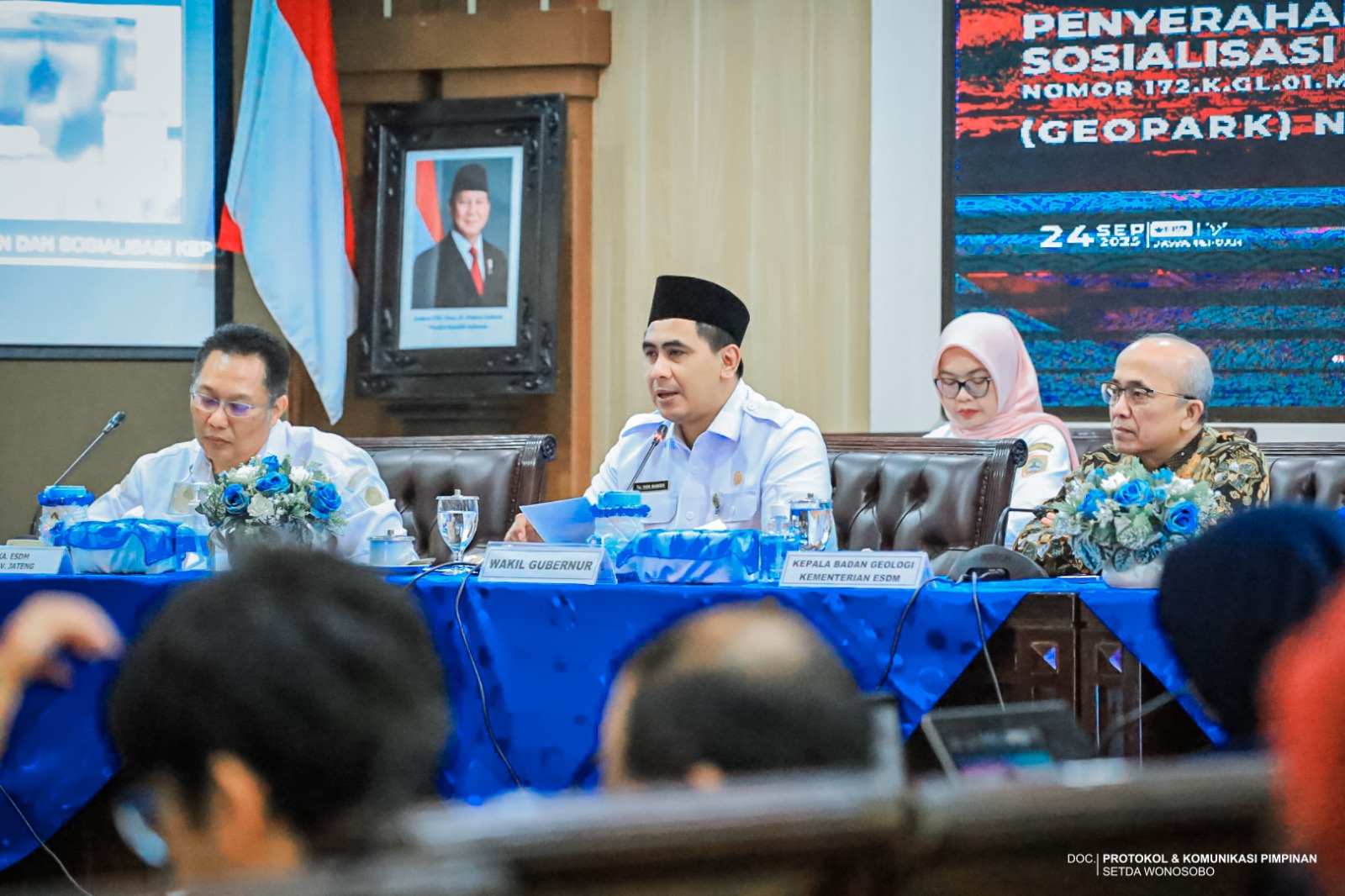 BUPATI WONOSOBO DAN BANJARNEGARA TERIMA SALINAN KEPUTUSAN MENTERI ESDM RI TENTANG PENETAPAN GEOPARK NASIONAL DIENG