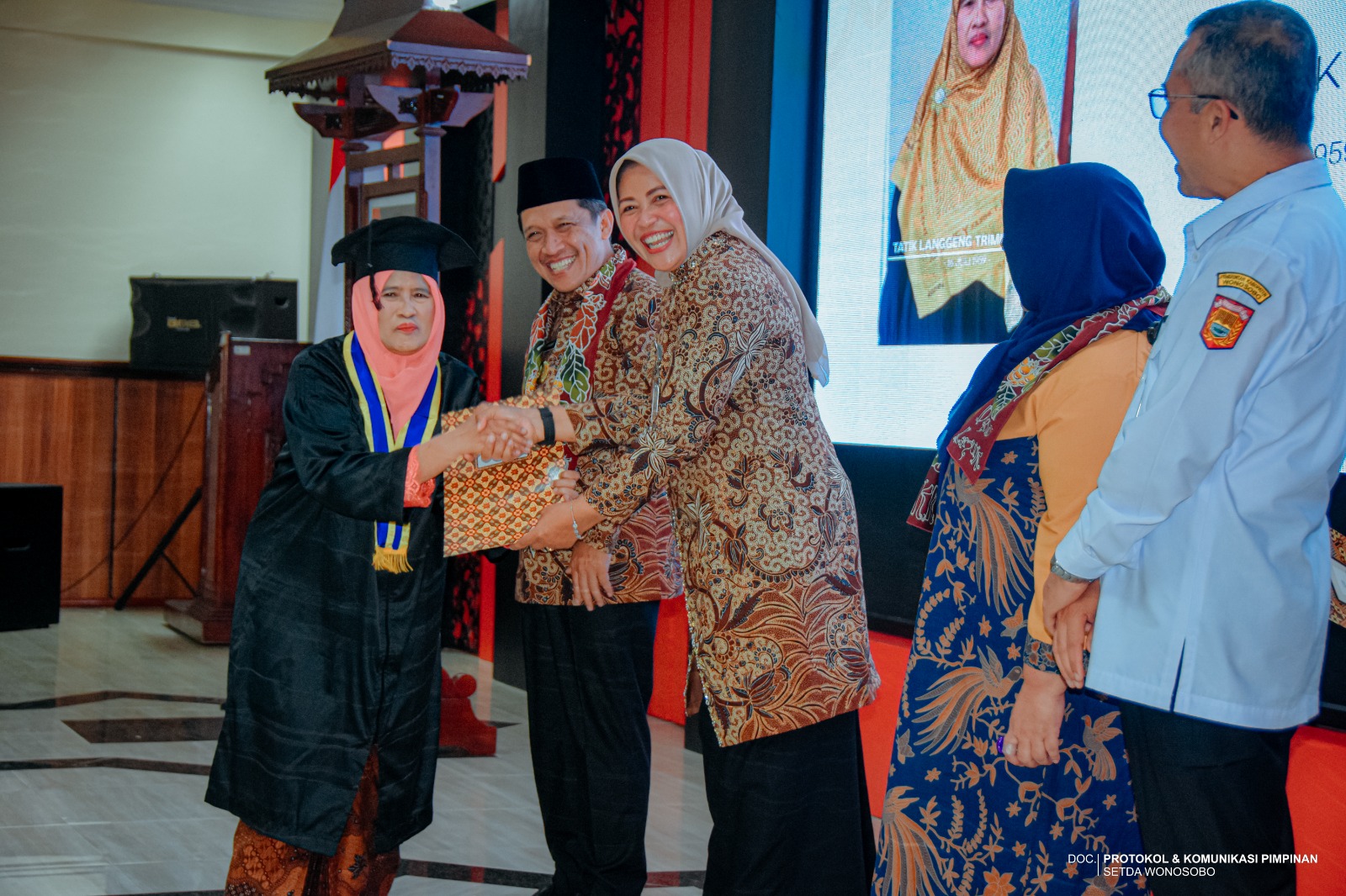 Wisuda Sekolah Lansia Desa Lamuk Kecamatan Kalikajar dan Kecamatan Selomerto